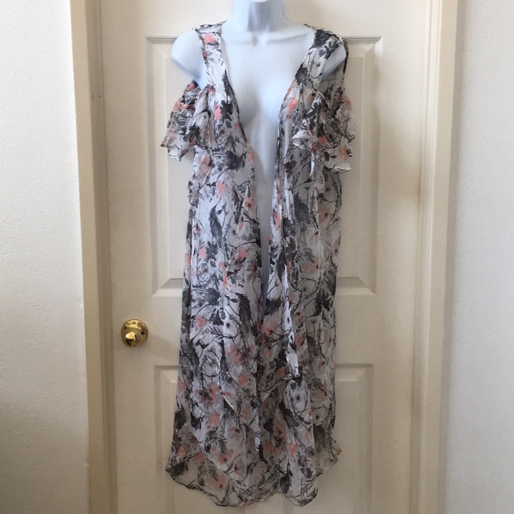 MUDD Cold shoulder sheer vest/kimono